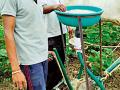 शेतकºयांनी घरीच तयार केले खत, पेरणी यंत्र - Marathi News | The fertilizer, sowing equipment, made by the farmer at home | Latest amravati News at Lokmat.com