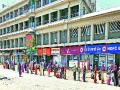 तीन दिवसांच्या सुट्ट्यांमुळे बॅँकांसमोर रांगाच रांगा - Marathi News | A queue in front of the banks due to the three-day holidays | Latest nashik News at Lokmat.com