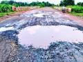 पवनारा पूल पोचमार्गावरील खड्डा ठरतोय जीवघेणा - Marathi News | The Pavnara bridge is becoming a pothole on the highway | Latest bhandara News at Lokmat.com