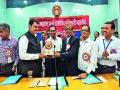 राजपत्रित अधिकाºयांच्या नाशिक समितीचा सत्कार वर्धापनदिन : मुख्यमंत्र्यांनी काढले गौरवोद्गार - Marathi News | Anniversary of the Gazetted Officer's Nashik Committee: Honorable Chief Minister has taken this award | Latest nashik News at Lokmat.com