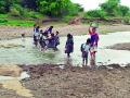 गोवरीगुंडा नागरिकांचा जीवघेणा प्रवास - Marathi News | Gawrigunda's fatal travel | Latest chandrapur News at Lokmat.com