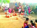 ग्रामस्थ पितात आटलेल्या विहिरीतील गाळयुक्त पाणी - Marathi News | Silt water from the well-drained wells | Latest chandrapur News at Lokmat.com
