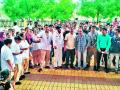 कर्मचाºयास मारहाणीच्या निषेधार्थ धरणे - Marathi News | Employees should protest against the assault | Latest nashik News at Lokmat.com