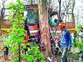 वऱ्हाडाचे वाहन झाडावर आदळले - Marathi News | Varhad's vehicle hit the tree | Latest gadchiroli News at Lokmat.com