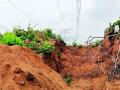 टॉवर लाईनसाठी खोदला पहाड - Marathi News | mountain dug for tower line | Latest gadchiroli News at Lokmat.com