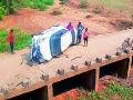 भरधाव कार मोठ्या पुलावरून जुन्या लहान पुलावर कोसळली - Marathi News | The speeding car crashed from the big bridge onto the old small bridge | Latest gadchiroli News at Lokmat.com