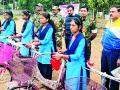 नक्षलग्रस्त भागातील विद्यार्थिनींना सायकलचे वाटप - Marathi News | Distribution of bicycles to students of Naxal affected areas | Latest gondia News at Lokmat.com