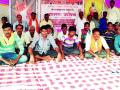 सफाई कामगार आमरण उपोषणावर - Marathi News | The cleaning workers' hunger strike | Latest gondia News at Lokmat.com