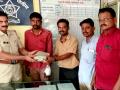 दोन लाखांची रोकड केली ट्रकमालकाच्या स्वाधीन - Marathi News |  Two lakhs of cash was transferred to the truck owner | Latest hingoli News at Lokmat.com