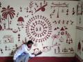 समाज मंदिराच्या भिंतीवर रेखाटली वारली संस्कृती चित्रे - Marathi News | Warli culture paintings on the walls of Samaj Mandir | Latest nashik News at Lokmat.com