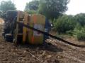 डिझेल, पेट्रोलचा टँकर विद्युत खांबावर धडकला - Marathi News | Diesel, petrol tanker hit on electric pole | Latest jalana News at Lokmat.com