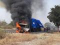 मनमाडजवळ कंटेनरला लागली आग - Marathi News | Fire to the container near Manmad | Latest nashik News at Lokmat.com