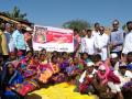 कडाक्याच्या थंडीत आदिवासी गरिबांना ऊब - Marathi News | Breath of tribal tribals in the cold winter | Latest nashik News at Lokmat.com