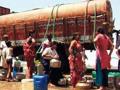 पारभणी : पावसाळ्याच्या तोंडावर ९४ टँकरने पाणीपुरवठा - Marathi News | Parbhani: 9 4 tankers supply water to the mouth of the monsoon | Latest parabhani News at Lokmat.com