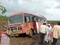 परभणी: चढावरून बस मागे सरकत असल्याने प्रवाशांत घबराट - Marathi News | Parbhani: The bus is moving behind the bus | Latest parabhani News at Lokmat.com