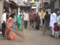 कळमसरा येथे ग्रामस्वच्छता अभियानात युवकांचे श्रमदान - Marathi News | Labor contribution of the youth in the village cleaning campaign at Kalamasara | Latest jalgaon News at Lokmat.com