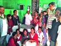गावाच्या विकासाला वाहून घेणाºया ग्रामपंचायतला भेट विद्यार्थ्यांनी जाणून घेतले गावकारभाराचे धडे - Marathi News | Students learn to visit village Gram Panchayat for the development of the village | Latest nashik News at Lokmat.com