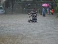 मुंबापुरीची तुंबापुरी - Marathi News | Waterlogged street at sion Circle after heavy rains in Mumbai | Latest mumbai Photos at Lokmat.com