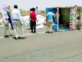 टायर फुटल्याने मालवाहू उलटला - Marathi News | The cargo overturned due to a flat tire | Latest vardha News at Lokmat.com