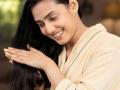 केस वाढण्यासाठी घरीच करा १ खास तेल, काही दिवसांत केस होतील लांबसडक-दाट आणि सिल्की - Marathi News | Home made hair oil for hair growth : Make 1 special oil at home for hair growth, you will have long and thick hair in a few days, you will look handsome... | Latest sakhi News at Lokmat.com