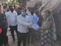 corona in kolhapur-कलाकारांना ‘युवाशक्ती’कडून जीवनावश्यक वस्तूंचे वाटप - Marathi News | corona in kolhapur - Distribution of essential commodities from 'Youthpower' to artists | Latest kolhapur News at Lokmat.com