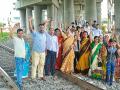 रेल्वे अंडरब्रीजसाठी महिला रुळावर - Marathi News | On the women's rolls for underbridge trains | Latest nagpur News at Lokmat.com