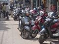 दुचाकी चोरट्यांना पारोळा पोलिसांनी पकडले - Marathi News | Parola police caught the two-wheeler thieves | Latest jalgaon News at Lokmat.com