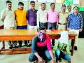 चाकूच्या धाकावर मंगळसूत्र चोरणारे अटकेत - Marathi News | Man arrested for stealing mangalsutra with knife knife | Latest amravati News at Lokmat.com