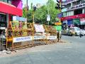 रस्त्यावरील बॅरिकेडिंग, अपघातांना निमंत्रण - Marathi News | Road barricades, invitations to accidents | Latest nashik News at Lokmat.com