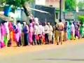 सिहोरा येथे बँकेसमोर ग्राहकांची अर्धा किमी रांग - Marathi News | Half km line of customers in front of the bank at Sihora | Latest bhandara News at Lokmat.com