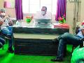‘मी आहे ना’, असे सांगत डॉक्टर जिंकतात रुग्णांची मने - Marathi News | Doctors win patients' minds by saying 'I am' | Latest bhandara News at Lokmat.com