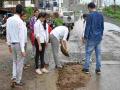 विद्यार्थ्यांनी बुजविले मेहरूण तलाव मार्गावरील खड्डे - Marathi News | Students dig ditches along Mehun Lake Road | Latest jalgaon News at Lokmat.com