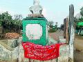 गांधीजींच्या पुतळ्यालाच बांधले नक्षलवाद्यांनी बॅनर - Marathi News | Naxalite banners built on Gandhi's statue | Latest gadchiroli News at Lokmat.com