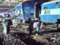 एक्स्प्रेसचे तीन डबे रुळावरून घसरल्याने चार तास वाहतूक ठप्प - Marathi News | Four coaches of the express train collapsed due to the collision | Latest nashik News at Lokmat.com