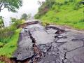 म्हैसवळण घाटातील रस्ता खचला - Marathi News | Road collapsed in a meadow | Latest nashik News at Lokmat.com