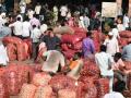 कांदा आणि पालेभाज्यांचे दर कोसळल्याने बाजार थंड - Marathi News | The market cools down due to falling prices of onions and vegetables | Latest nandurbar News at Lokmat.com