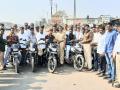ओझरला हेल्मेट न घालणाऱ्या दुचाकीस्वारांना पोलिसांकडून गुलाबपुष्प ! - Marathi News |  Policeman rides a motorcycle wearing no helmet! | Latest nashik News at Lokmat.com