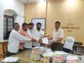 मुरु म, खडी महसूल कर न आकारता वाहतुकीस परवानगी मिळावी : मागणी - Marathi News | In fact, transportation should be allowed without taxing the revenue of the rock: demand | Latest nashik News at Lokmat.com