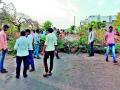 खडकीत तरूणांनी केले रस्ते बंद - Marathi News | Road closed by youth in rock | Latest nashik News at Lokmat.com