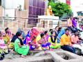 बाल्मीकी समाजातर्फे मोसम पुलावर धरणे - Marathi News | The Balmiki community has to lay on the seashum bridge | Latest nashik News at Lokmat.com