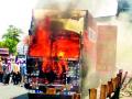 पांढरकवडात कंटेनरने घेतला पेट - Marathi News | The bottle taken by the container | Latest yavatmal News at Lokmat.com