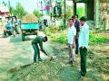 शहरातील पारेगाव, निमगावकडे जाणाºया नागरिकांनी स्वखर्चाने बुजविले रस्त्यावरचे खड्डे - Marathi News | Passengers traveling to Paregaon, Nimgaon in the city self-purchase potholes | Latest nashik News at Lokmat.com