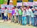 उमरखेड येथे पत्रकारांचा मूक मोर्चा - Marathi News | Journalists' silent march at Umarkhed | Latest yavatmal News at Lokmat.com