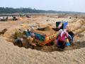 नागपुरात रेती तस्करांना पोलिसांचीच मदत; चार पोलीस तात्काळ निलंबित - Marathi News | Police help sand smugglers in Nagpur; Four policemen were immediately suspended | Latest nagpur News at Lokmat.com