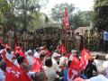 कोल्हापूर : शेतकऱ्यांचा रस्त्यावरच ठिय्या - Marathi News | Kolhapur: The protesters protested against the farmers and dragged the farmers on the road | Latest kolhapur News at Lokmat.com