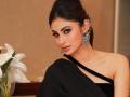 हा फोटो पाहून नेटक-यांनी राखी सावंतशी केली मौनी रॉयची तुलना! - Marathi News | mouni roy troll compare with rakhi sawant | Latest filmy News at Lokmat.com
