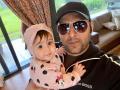 कपिल शर्माने शेअर केला मुलीसोबत क्युट सेल्फि, देवाचे मानले आभार - Marathi News | Kapil sharma shares photo with daughter anayra know what he said | Latest filmy News at Lokmat.com