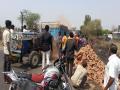 भुसावळ रस्त्यावर विटांनी भरलेला ट्रक उलटला - Marathi News | A truck filled with bricks on the streets of Bhusawal road reversed | Latest jalgaon News at Lokmat.com