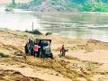 माडगी घाटातून रेतीचा उपसा - Marathi News | Extraction of sand from Madgi Ghat | Latest bhandara News at Lokmat.com