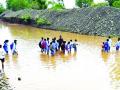 शाळेत जाण्यासाठी नदीपात्रातून प्रवास - Marathi News | Travel from river bed to go to school | Latest buldhana News at Lokmat.com